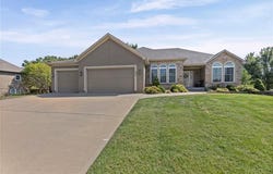 201 E PEACH TREE Lane, Gardner, KS 66030