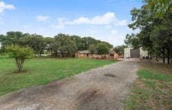 22 Spring Oaks Road, Burleson, TX 76028
