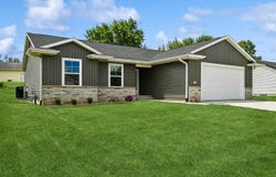 104 5th Ave Ct, Coggon, IA 52218