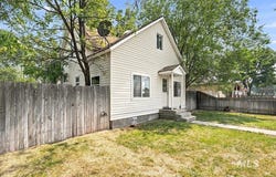 212 NE 2nd St, Meridian, ID 83642