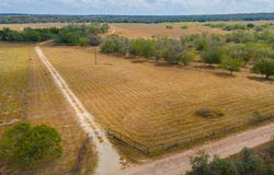 431 Turkeyfoot, La Vernia, TX 78121
