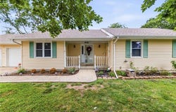 402 E 16th Street Circle, Kearney, MO 64060