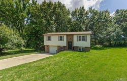 410 Saint Anthony Drive, Godfrey, IL 62035