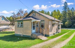 9113 Bayshore Drive, Gladstone, MI 49837