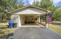 938 E POPLAR Ave, Selmer, TN 38375-1867