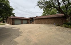 215 Lometa Dr, Plainview, TX 79072