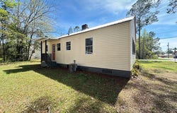 11 Pendleton St, Baxley, GA 31513