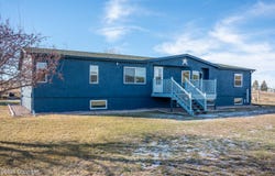 23 Foothills Dr, Newcastle, WY 82701