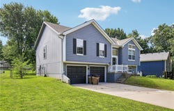 203 Broadmoor Drive, Raymore, MO 64083