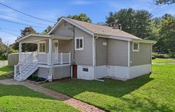 289 Hillcrest Dr, Milford Boro, NJ 08848-1003