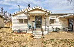 102 Village Dr, Watonga, OK 73772