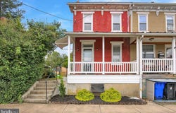 32 S ELM Street, ROBESONIA, PA 19551