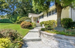 20 High Ridge Road, Plainview, NY 11803