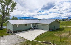 15 Manning Rd, Cody, WY 82414