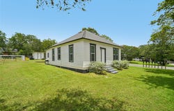 406 Live Oak St, Smithville, TX 78957