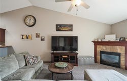 5519 Dostal Dr, Cedar Rapids, IA 52404