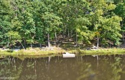 116 Saddlebrook Lane, Hawley, PA 18428