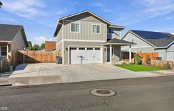 213 Samuel Lane Loop Road, Phoenix, OR 97535