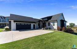 201 S Boathouse Cir, Sioux Falls, SD 57107