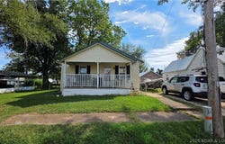 410 S Oak St, Versailles, MO 65084