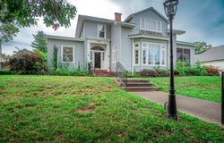 208 4th St, Carmi, IL 62821