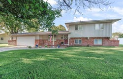810 W 25th Ave, Hutchinson, KS 67502
