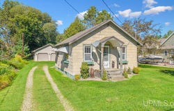 9113 Bayshore Drive, Gladstone, MI 49837