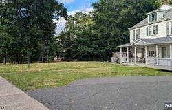 20 N Farview Ave, Paramus Boro, NJ 07652-2702