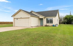 407 E Pietzsch St, Bartlett, TX 76511