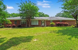 810 E College Avenue, Wiggins, MS 39577