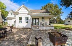 701 S Gilbert Road, Edna, TX 77957