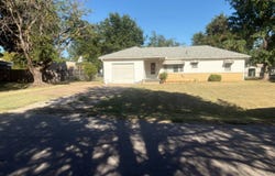 220 N Cedar, Newkirk, OK 74647