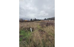 MONA St, MyrtleCreek, OR 97457