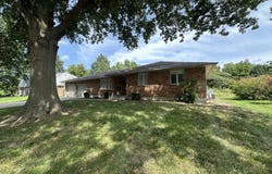808 Mar Dr, Marshall, MO 65340