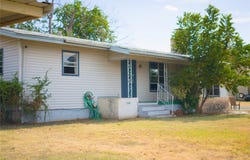 2007 W Commerce Street, San Saba, TX 76877
