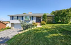 1215 PERRY Lane, YORK, PA 17403