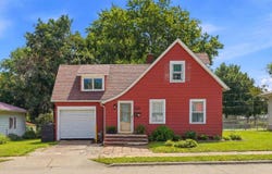 914 S 2nd Ave, Washington, IA 52353
