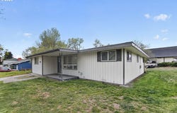 376 NE CHESTNUT St, Madras, OR 97741