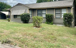 415 E 7th St, Taylor, TX 76574
