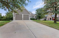 1005 Hidden Meadows Drive, Paola, KS 66071