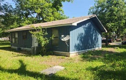 903 W 1st St, Cameron, TX 76520