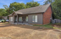 8 Lakeland Circle, Jackson, MS 39216