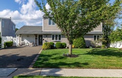 35 Magpie Lane, Levittown, NY 11756