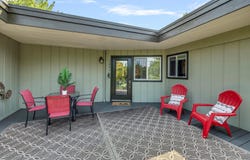 1041 CANNON Dr, HoodRiver, OR 97031