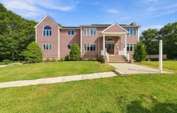 35 Striper Cir, Dartmouth, MA 02747