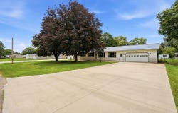 322 Crestridge Drive, Waterloo, IA 50702