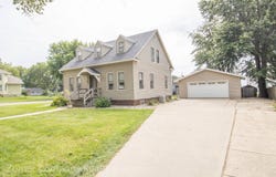1332 1st St, Hull, IA 51239