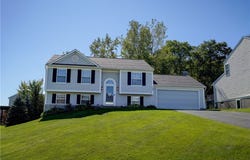 586 Crows Nest Ln, Macedon, NY 14502
