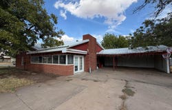 700 Avenue D SE, Childress, TX 79201
