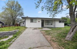 376 NE CHESTNUT St, Madras, OR 97741